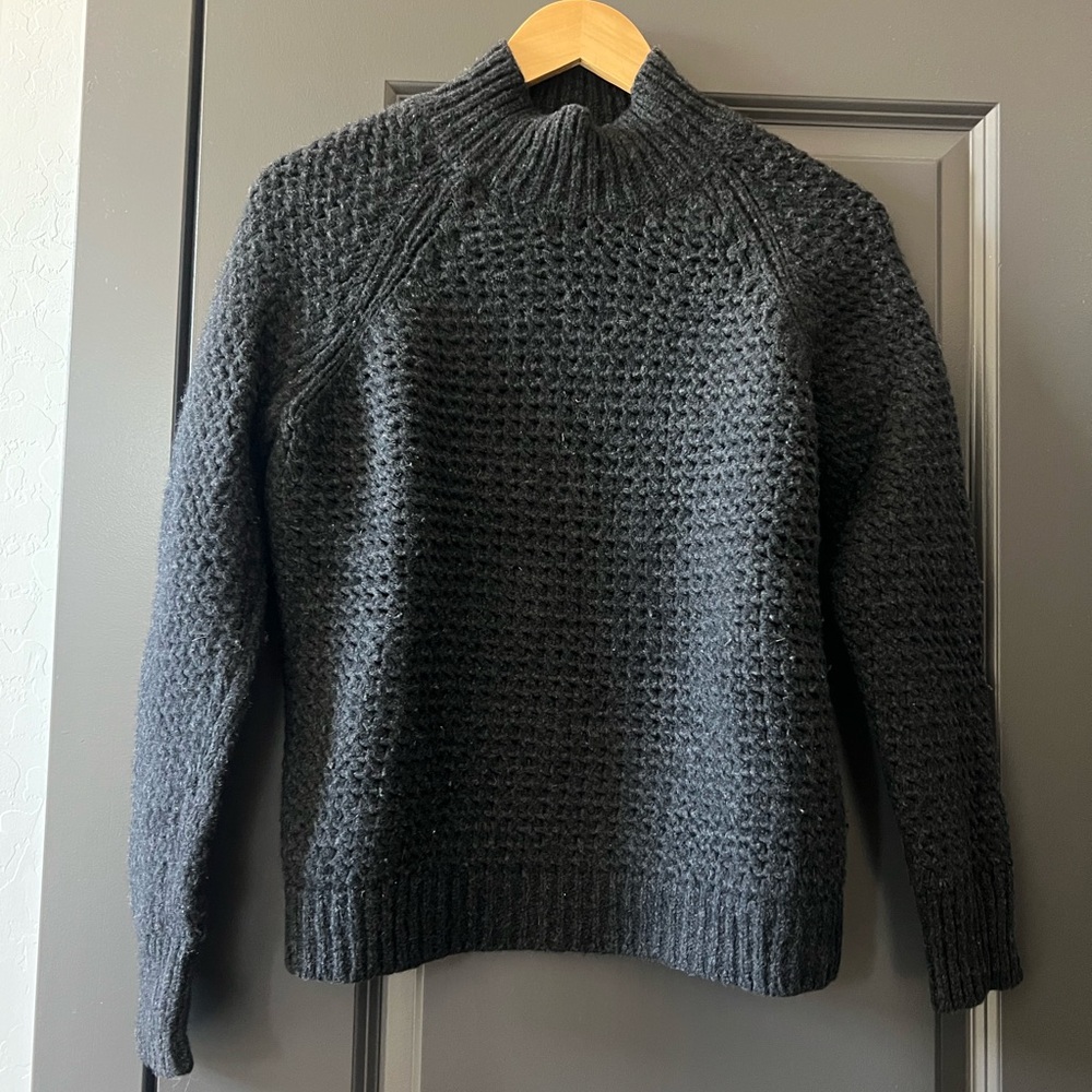 Theory Wool mock neck waffle knit sweater sz M